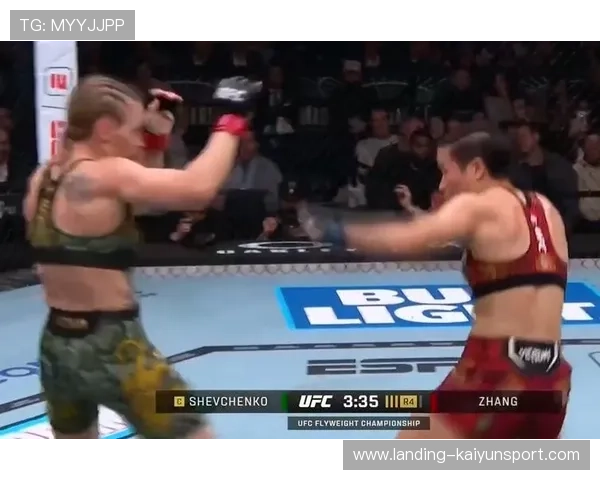 UFC地面抱头连击，裁判急忙叫停