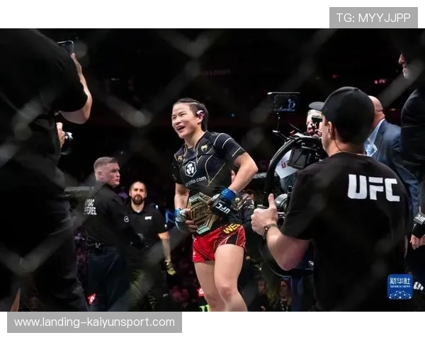 UFC 赛场选手裸绞成功终结比赛