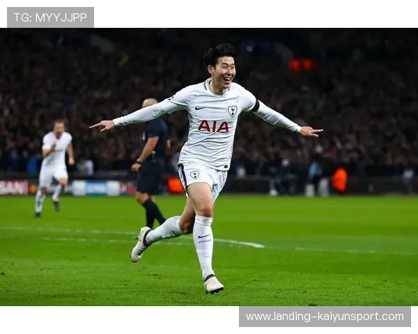 热刺前场逼抢造成混乱，孙兴慜补射擦柱而出